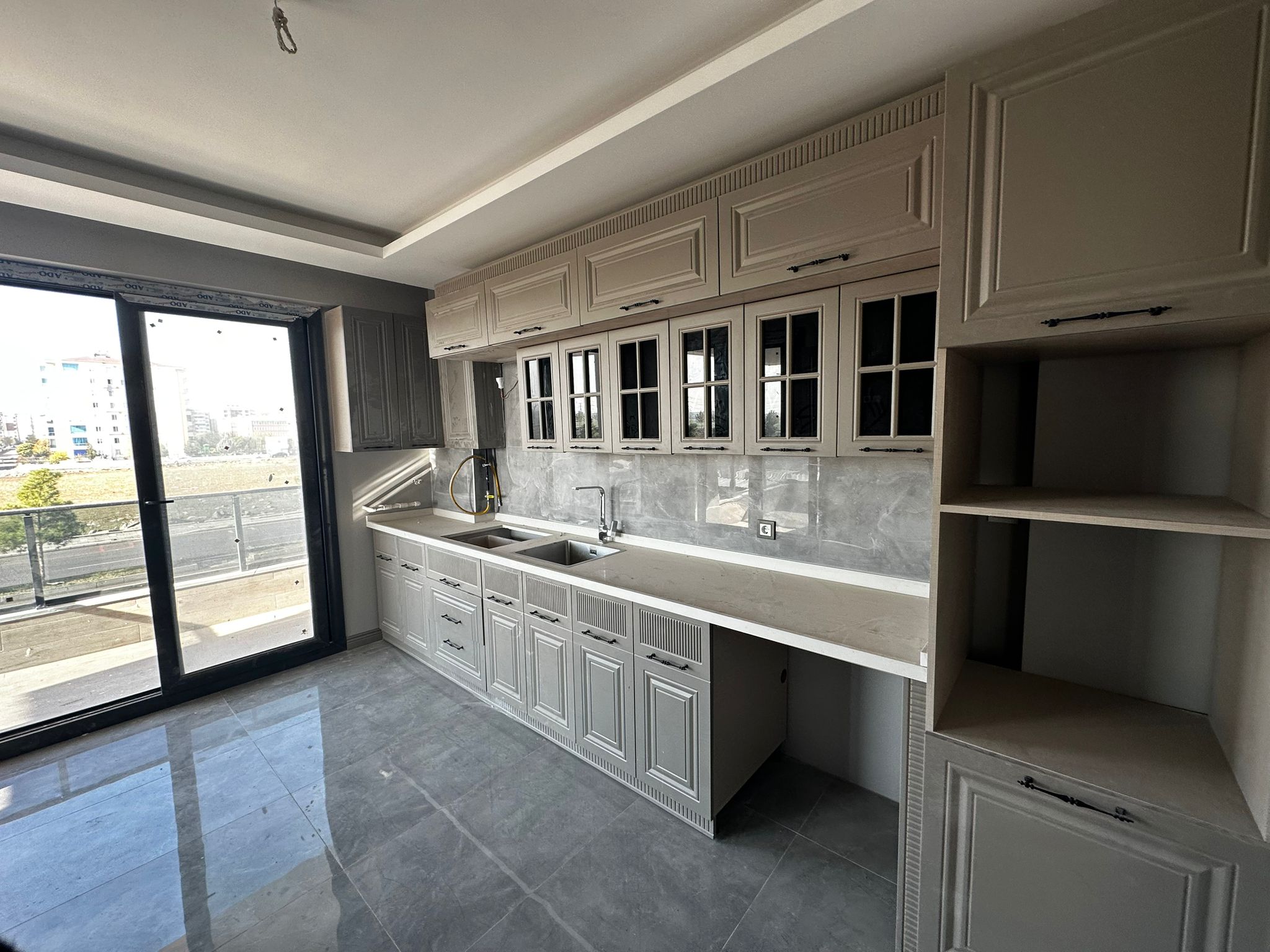 KAYA EMLAKTAN ESKİ SİVEREK CADDESİNE SIFIR FEMA/KILIÇ 3+1 DAİRE